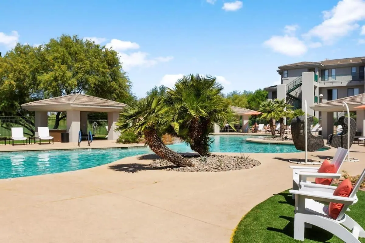 Апартаменты 2Br Cozysuites At Kierland Commons With Pool #08 Скоттсдейл США