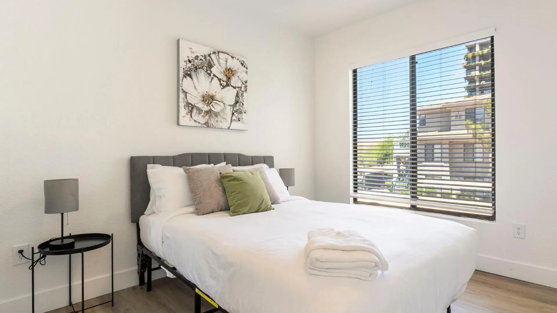 Апартаменты 2Br Cozysuites At Kierland Commons With Pool #08 Скоттсдейл